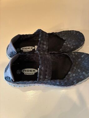 Stretchy woven flats